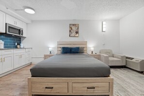 Room - Modern Centro studio with cozy finishes (Austin)