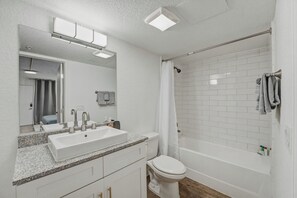 Hair dryer, towels - Modern Centro studio with cozy finishes (Austin)