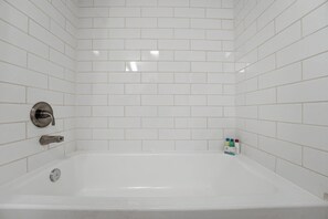 Hair dryer, towels - Modern Centro studio with cozy finishes (Austin)