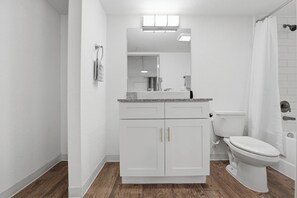 Hair dryer, towels - Modern Centro studio with cozy finishes (Austin)