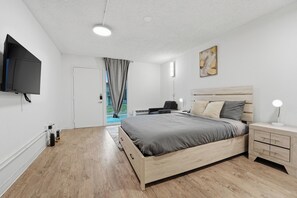 Desk, iron/ironing board, travel cot, free WiFi - Bright and modern Centro Flats studio stay (Austin)