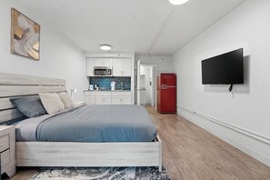 Skrivebord, strykejern/-brett, reiseseng for barn og wi-fi (inkludert)