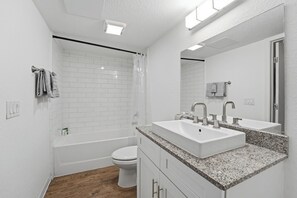 Hair dryer, towels - Bright and modern Centro Flats studio stay (Austin)