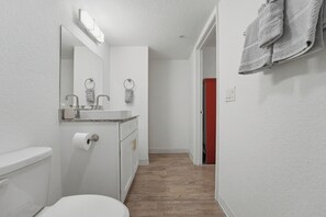 Hair dryer, towels - Bright and modern Centro Flats studio stay (Austin)