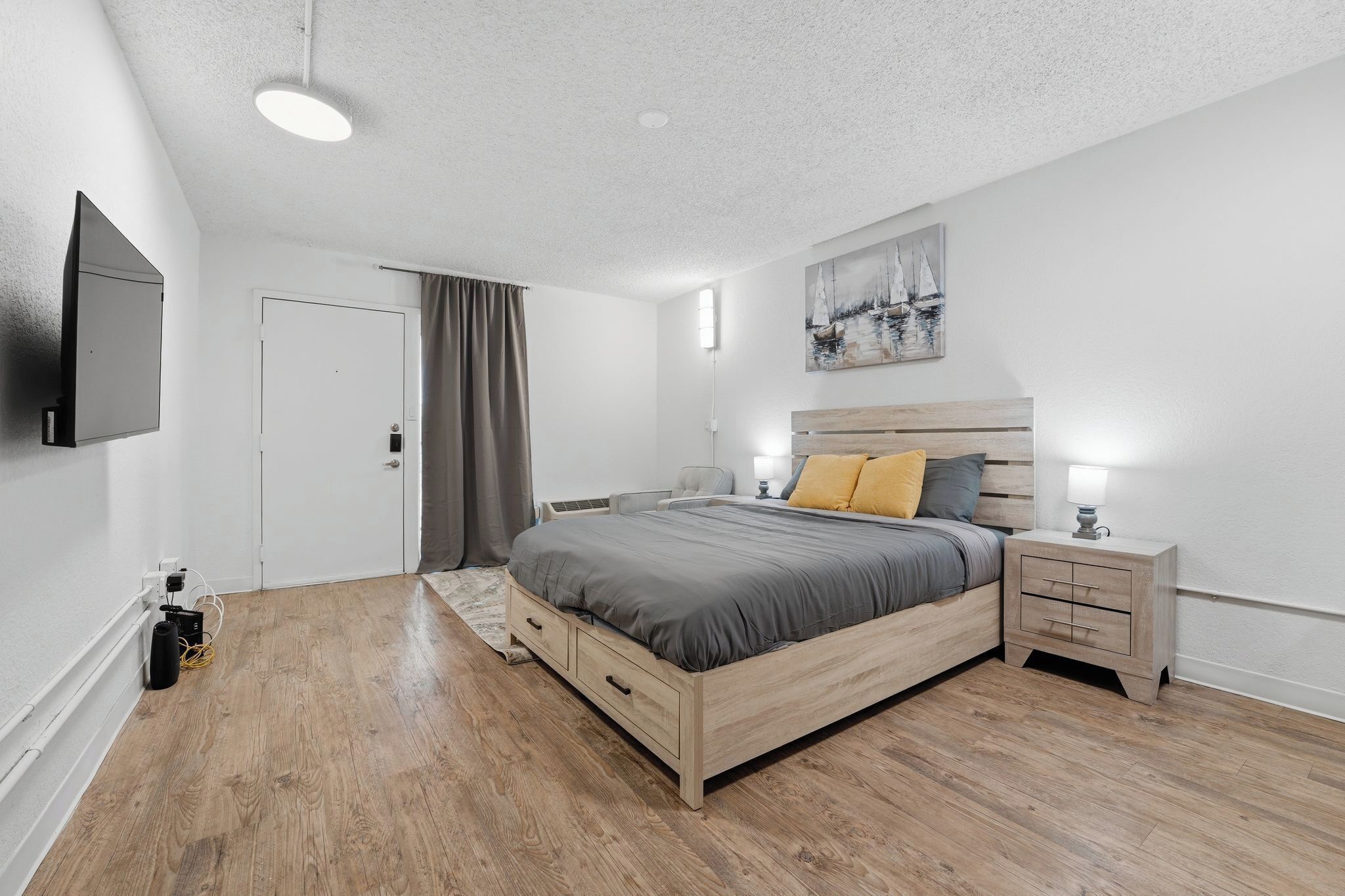 1 chambre, bureau, fer et planche à repasser, lit de bébé portatif
