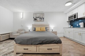 Desk, iron/ironing board, travel cot, free WiFi - Functional studio with upgraded interiors (Austin)