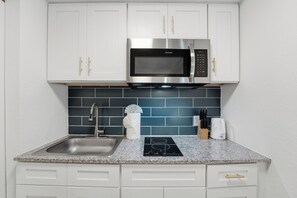 Fridge, microwave, oven, stovetop - Comfortable studio with updated amenities (Austin)