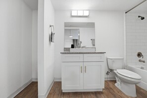 Hair dryer, towels - Comfortable studio with updated amenities (Austin)