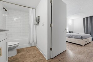 Hair dryer, towels - Comfortable studio with updated amenities (Austin)