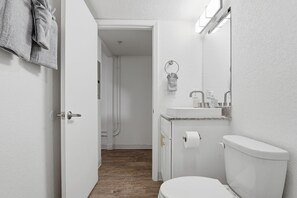 Hair dryer, towels - Updated studio with sleek modern finishes (Austin)