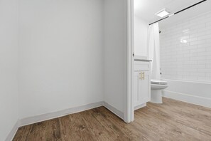 Hair dryer, towels - Updated studio with sleek modern finishes (Austin)