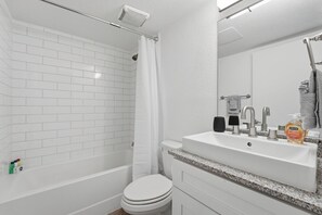 Hair dryer, towels - Contemporary Centro Flats studio getaway (Austin)