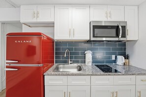 Fridge, microwave, oven, stovetop - Beautiful Centro Studio (Austin)
