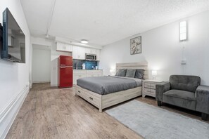 Room - Bright open studio with modern vibe (Austin)