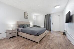 Desk, iron/ironing board, travel crib, free WiFi - Bright open studio with modern vibe (Austin)