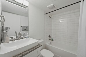 Bathroom - Bright open studio with modern vibe (Austin)