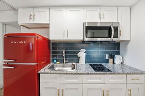 Fridge, microwave, oven, stovetop - Bright open studio with modern vibe (Austin)