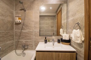 Shower, hair dryer, bidet, towels