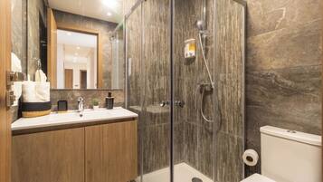 Een douche, een haardroger, een bidet, handdoeken