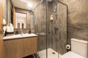 Douche, sèche-cheveux, bidet, serviettes fournies