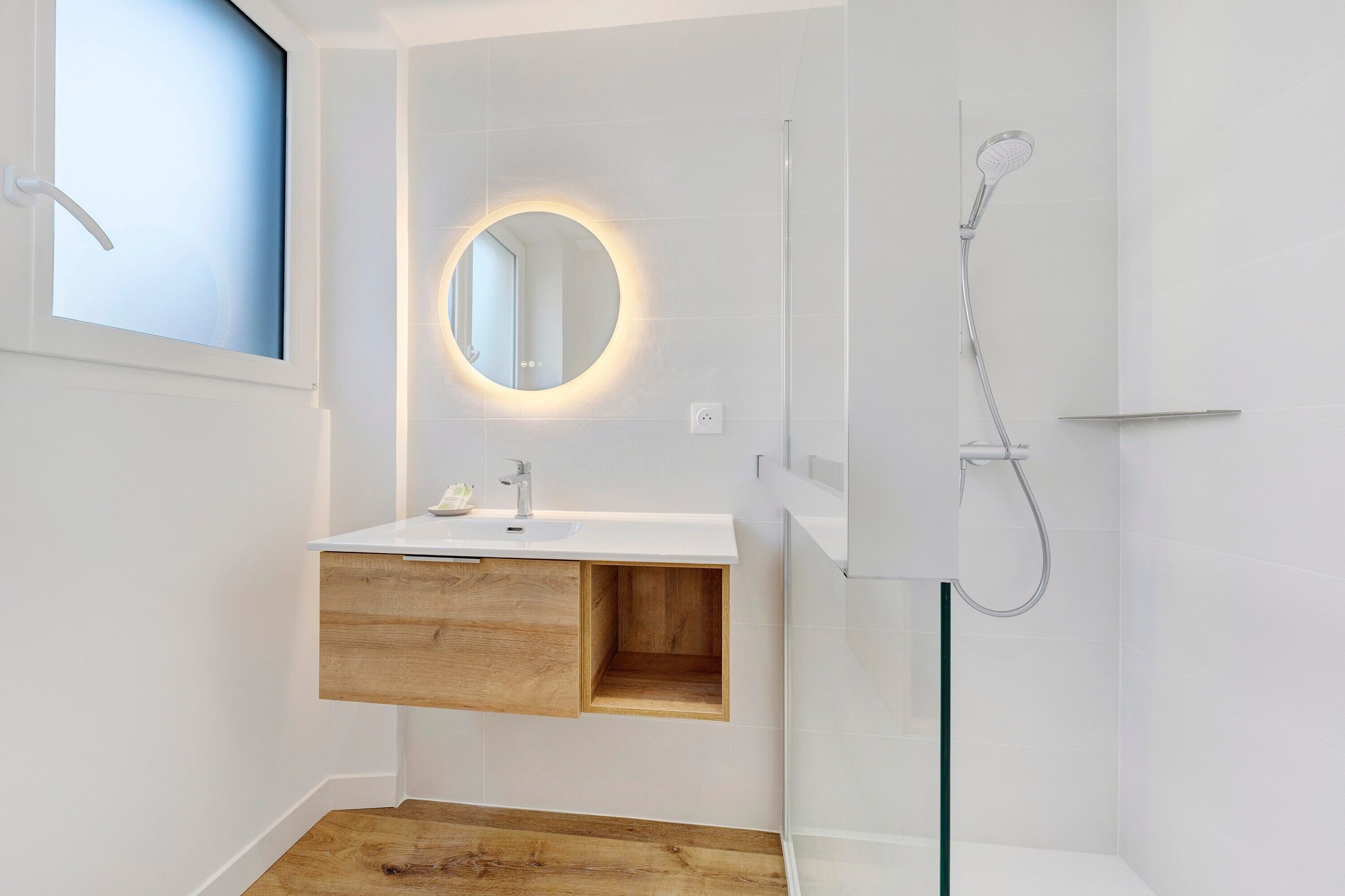 Dusche, Haartrockner, Handtücher