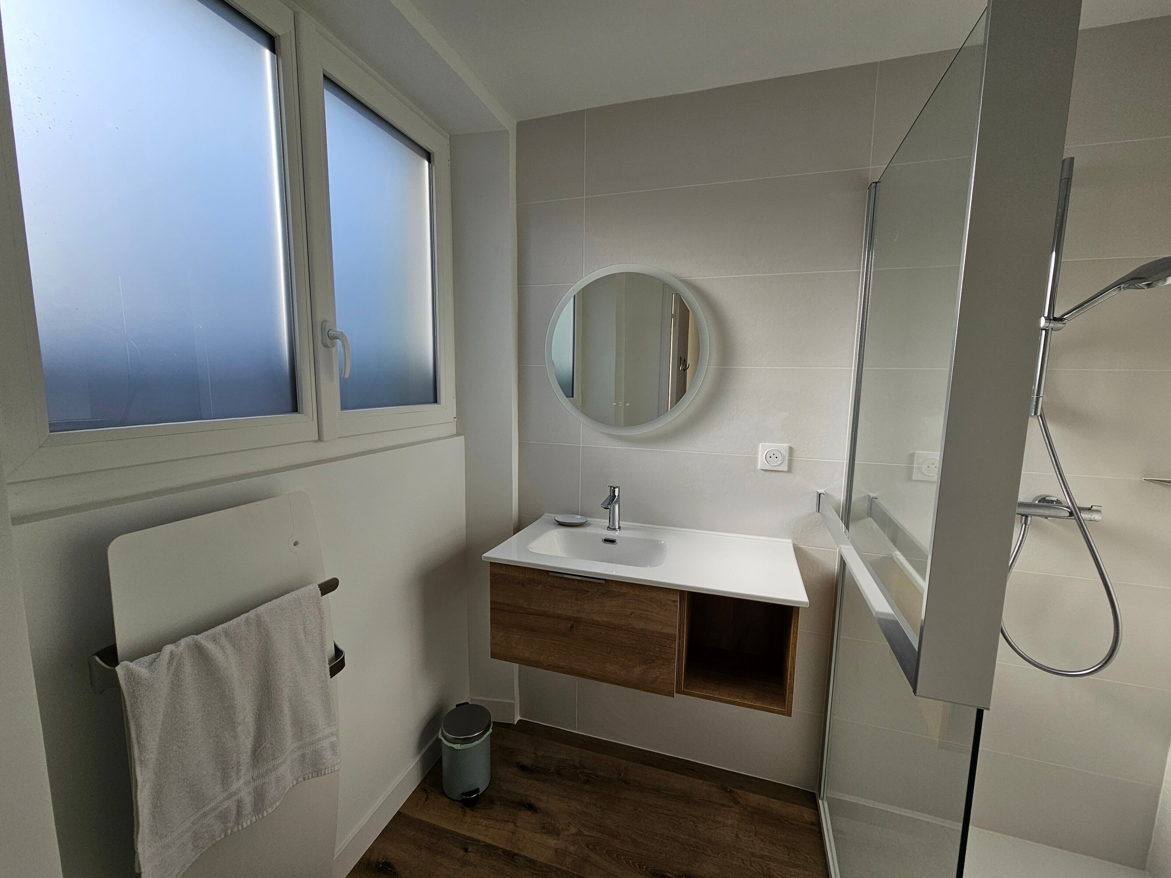 Een douche, een haardroger, handdoeken