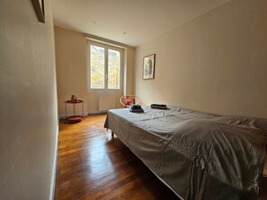 Tabla de planchar con plancha y ropa de cama