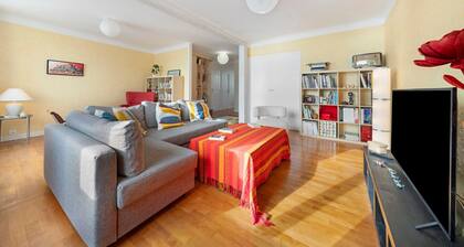 Holiday Home 'Le Toudouze, Au Bord Du Quai' with Sea View and Private Terrace