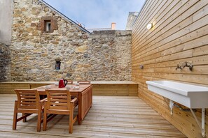 Outdoor dining - Holiday Home 'Le Toudouze, Au Bord Du Quai' with Sea View and Private Terrace (Camaret-sur-Mer)