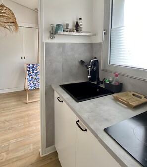 Fridge, stovetop, coffee/tea maker, electric kettle - Apartment 400m from the Beach – Ref 421 (La Tranche-sur-Mer)