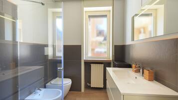 Dusche, Handtücher, Seife, Toilettenpapier