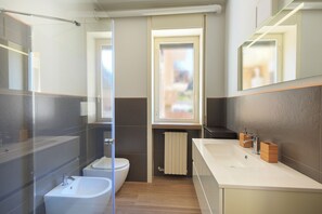 Shower, towels, soap, toilet paper - The house of the badger (Feriolo)