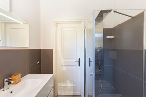Shower, towels, soap, toilet paper - The house of the badger (Feriolo)