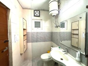 Apartment, Balcony, City View | Bilik Mandi | Pancuran mandi, tuala disediakan 
