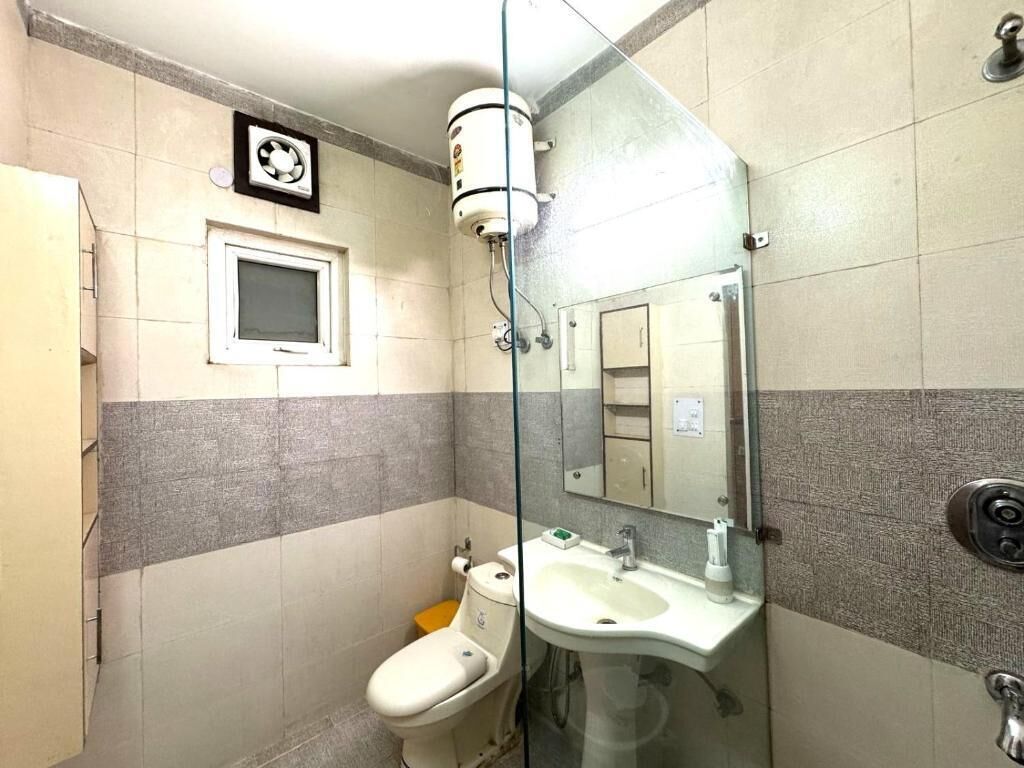 Appartamento, balcone, vista città | Bagno | Doccia, asciugamani