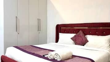 In-room safe, soundproofing, iron/ironing board, free WiFi