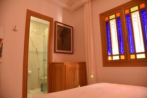 Habitación doble | Cortinas opacas, tabla de planchar con plancha, wifi gratis