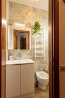 Artículos de tocador gratuitos, secador de pelo, bidet, toallas