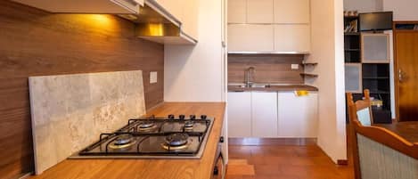 Appartamento, balcone | Cucina privata | Frigorifero, forno, macchina per caffè espresso, bollitore elettrico