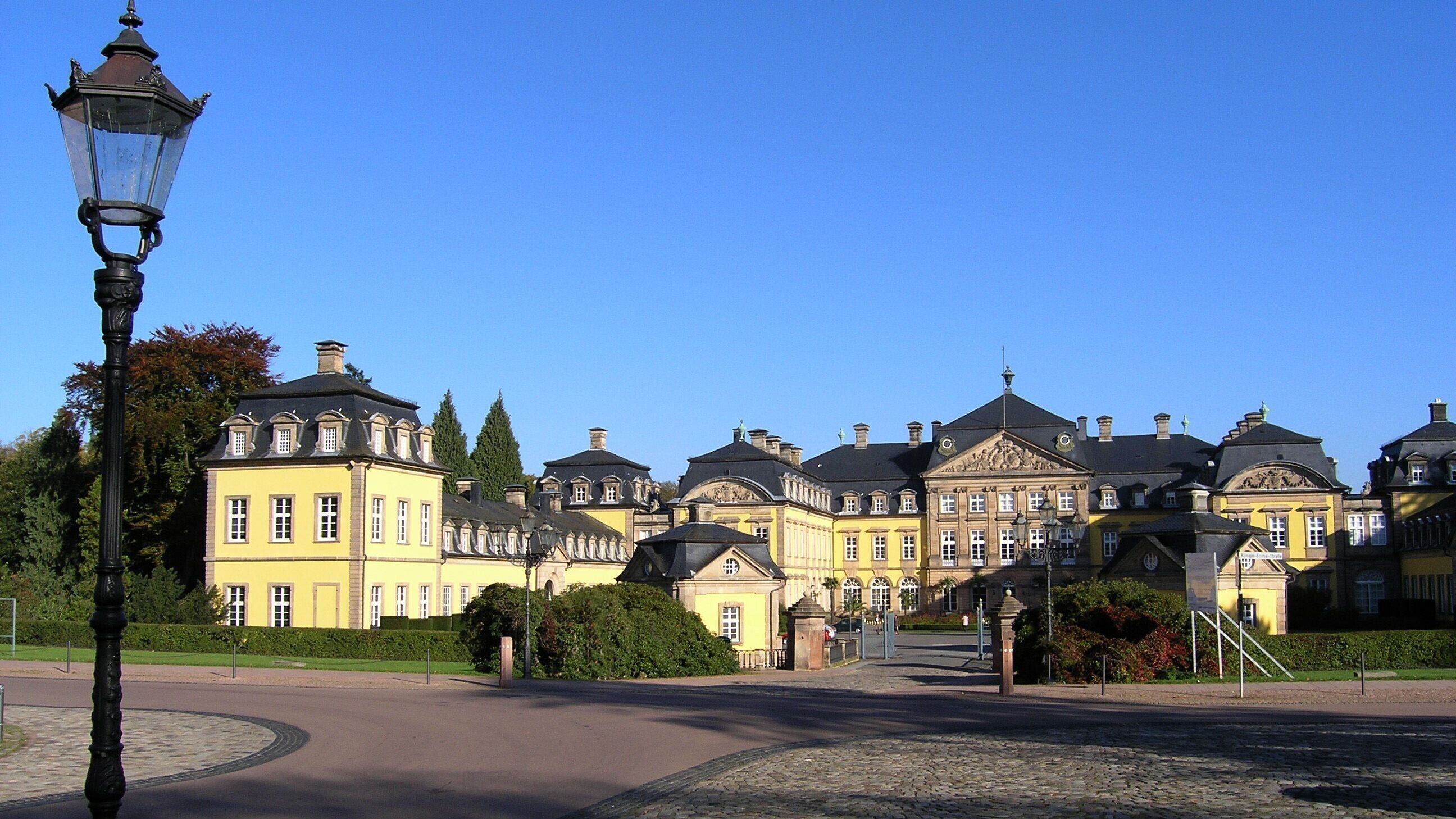 Ein großes, historisches Gebäude mit mehreren Flügeln und einem Innenhof.