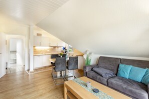 Een modern interieur met een eethoek, een bank en een houten tafel.