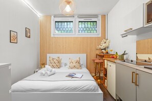 Room - Chic Studio Near Champs-Élysées & Eiffel Tower (Paris)