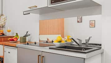 Fridge, microwave, stovetop, coffee/tea maker