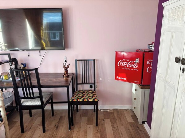 Room, 1 Bedroom, Smoking | Dining