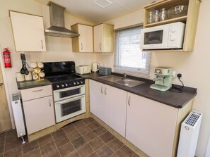 Cookware/dishes/utensils - Sunflower Retreat, Caravan 61 (Morpeth)