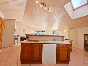 Fridge, microwave, oven, stovetop - La maison du phare – Comfortable House for 6 Near Beach and Forest (La Tranche-sur-Mer)