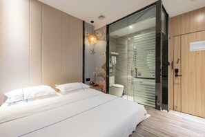 Habitación doble Confort, futón, sin ventanas | Baño | Regadera, secadora de cabello, pantuflas, toallas 