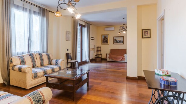 Ein Wohnzimmer mit einer Couch, einem Couchtisch und einem Tisch mit einer Kiste.