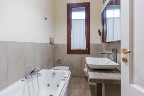 Douche, sèche-cheveux, bidet, serviettes fournies