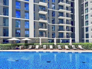 Una piscina al aire libre
